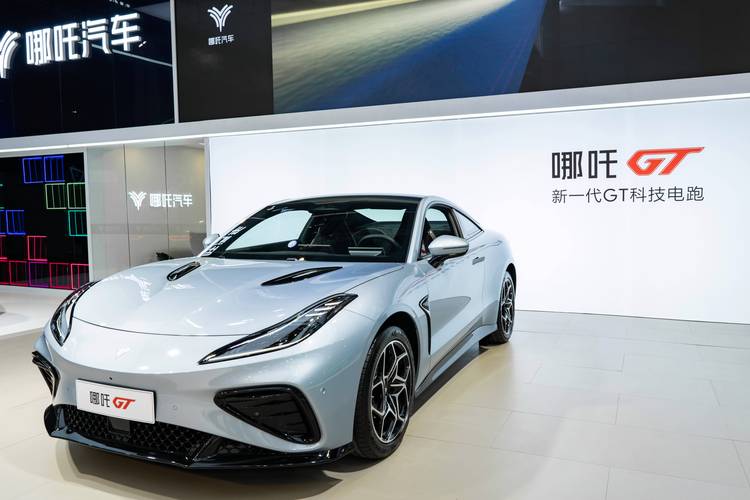 成都174哪吒汽车在智能汽车领域的表现，领途汽车在新能源汽车市场中的影响力